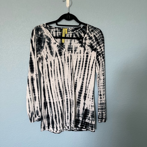 Green Dragón long sleeve top - Picture 1 of 6